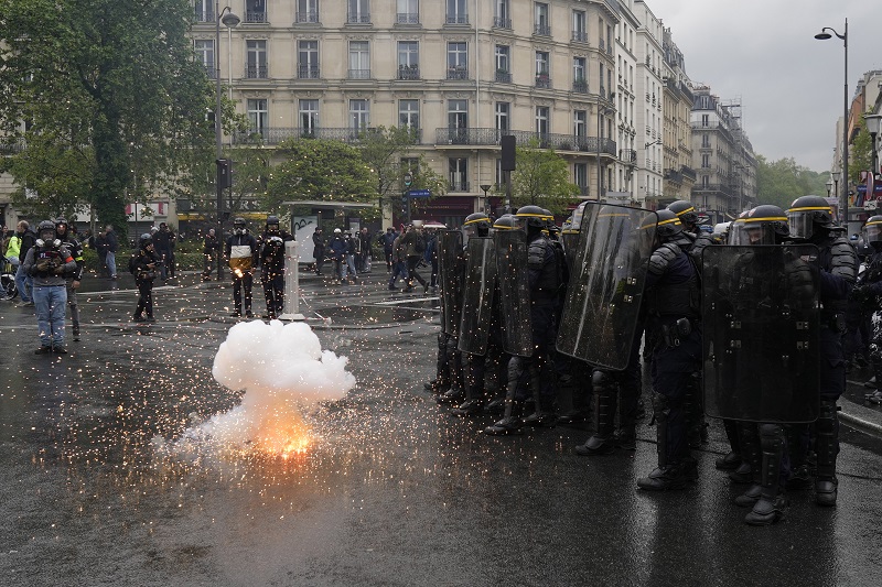 FRANCUSKA U TOTALNOM RASULU: Nastavlja se haos posle ubistva mladića, 40.000 policajaca na ulicama (VIDEO)