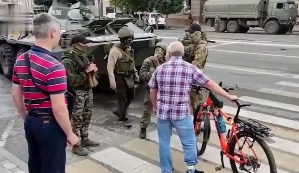 NAROD JE VERAN PUTINU: Građani se bune protiv VAGNERA, mole vojnike da poslušaju PREDSEDNIKA (VIDEO)
