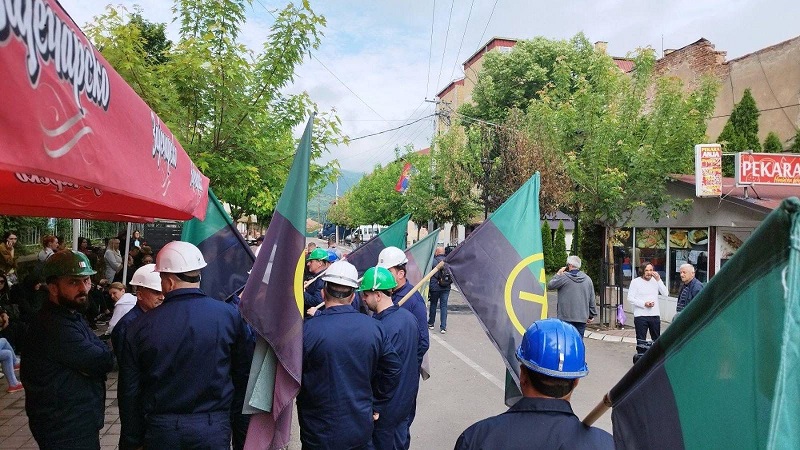 UJEDINJENI PROTIV NASILNIH OKUPATORA: Rudari Trepče stigli ispred opštine u Zvečanu