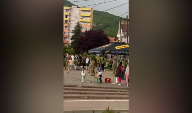 Deca sa severa KiM igrala fudbal sa pripadnicima Kfora (VIDEO)