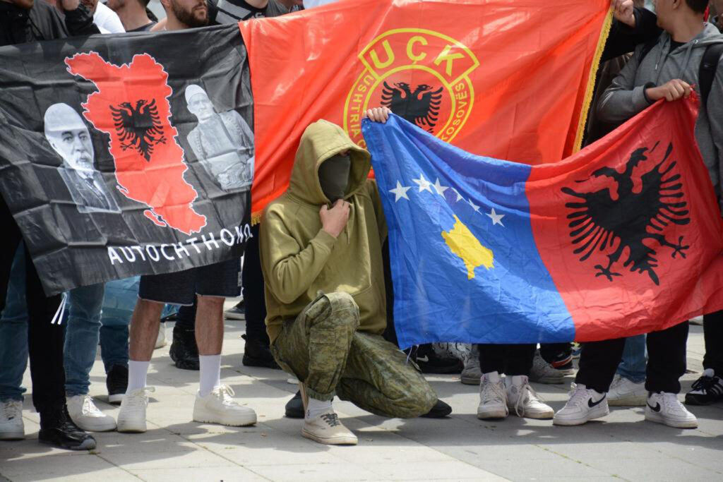 SRAMAN POTEZ KURTIJEVIH SLEDBENIKA, OKUPLJAJU SE KOD MOSTA NA IBRU: Albanci sa UČK zastavama spremaju „marš na sever“ FOTO