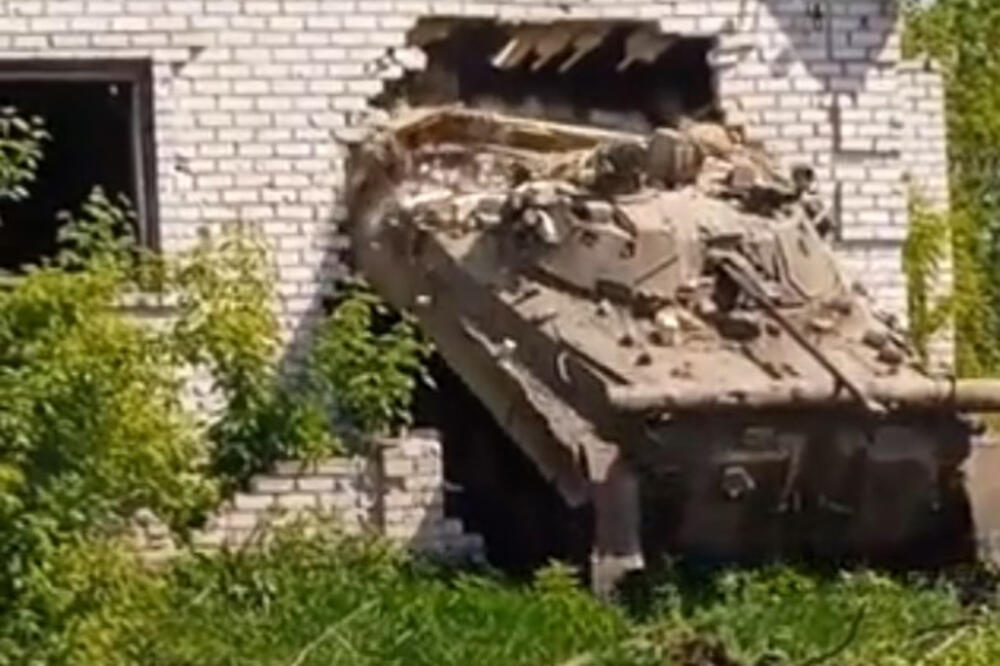 KRVNIČKI PREPAD ZA NEPRIJATELJA: Oklopno vozilo u Ukrajini iskače iz sobe i kreće u akciju? (VIDEO)