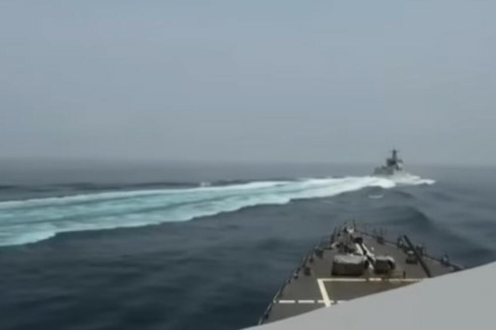 AMERIČKA VOJSKA OBJAVILA SNIMAK INCIDENTA: Kineski razarač seče put američkom brodu u Tajvanskom moreuzu (VIDEO)