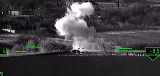 KRENULI A VEĆ OD NJIH OSTAO PEPEO: Snimak uništenja ukrajinskih oklopnih vozila VIDEO