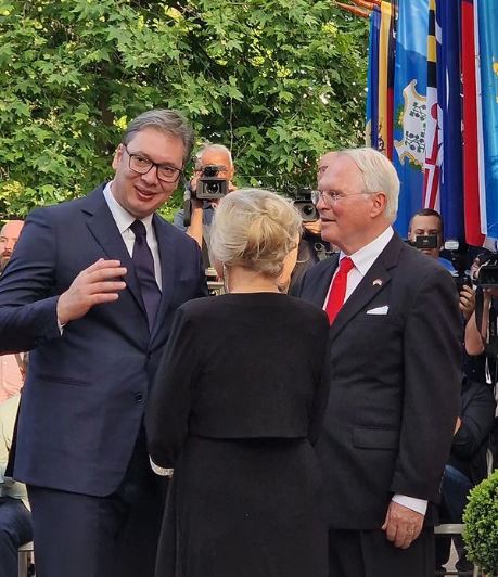 PREDSEDNIK NA PROSLAVI DANA NEZAVISNOSTI: Vučić stigao u rezidenciju ambasadora SAD Kristofera Hila