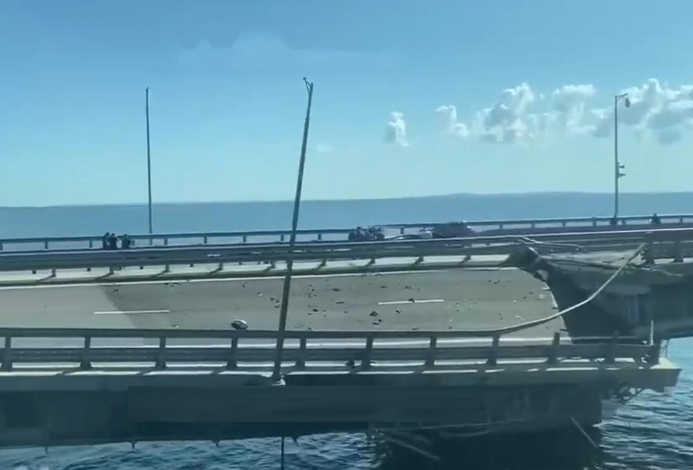JEDAN DEO KRIMSKOG MOSTA NESTAO U MORU: Pogledajte novi snimak oštećene konstrukcije iz voza sa susednog železničkog mosta (VIDEO)