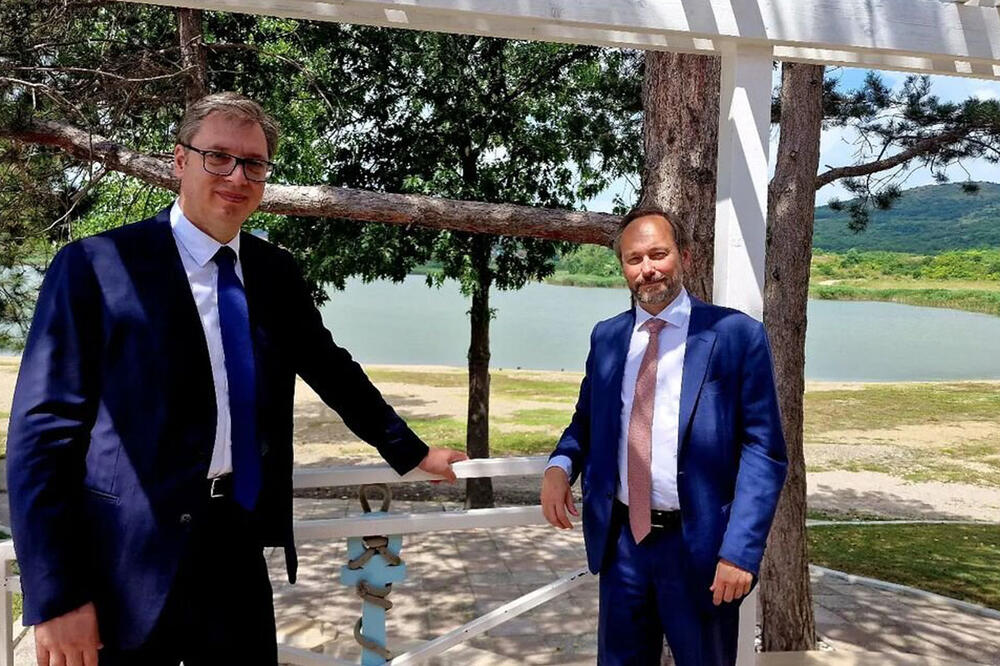 „VERUJEM DA ĆEMO ZAJEDNO USPETI DA UREDIMO OVU SKRIVENU LEPOTU SRBIJE“ Predsednik Vučić sa Žiofreom obišao Oblačinsko jezero