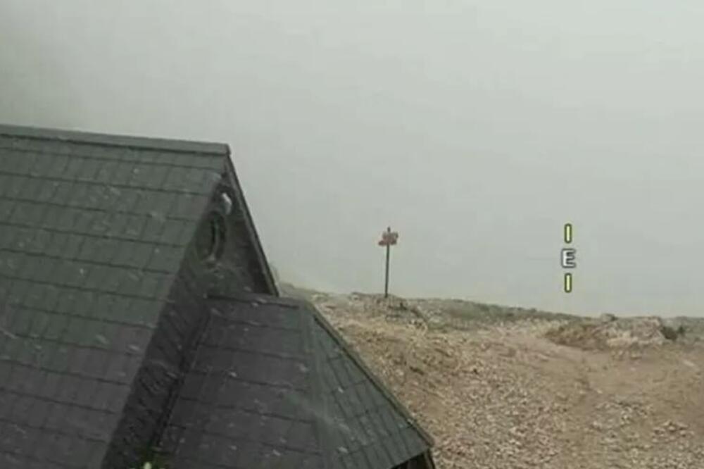 PAHULJE USRED LETA: Na planinskom vrhu Kredarica počeo da pada sneg