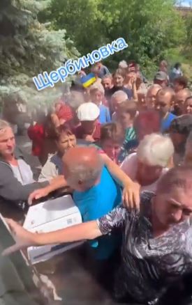 SNIMAK TUČE ZA HRANU U UKRAJINI OBILAZI SVET: PENZIONERI se bore za poslednje parče hleba dok „FIRER“ KUPUJE VILE PO ITALIJI (VIDEO)