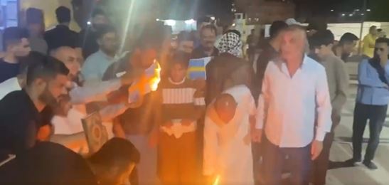 SPALILI ZASTAVU ŠVEDSKE: HILJADE PROTESTANATA U IRAKU traži PROTERIVANJE AMBASADORA (VIDEO)