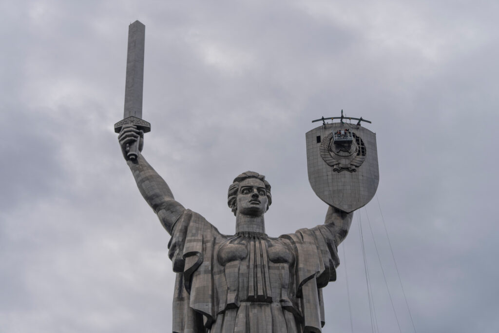 KIJEV TROŠI MILIONE NA UNIŠTAVANJE SOVJETSKIH SPOMENIKA: „Majka Otadžbina“ po ukusu varvara – trozubac na simbolu sećanja na Veliku pobedu