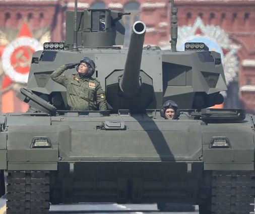 NOVA RUSKA ZVER PUŠTENA IZ KAVEZA: TENK T-14 ARMATA PRVI PUT NA FRONTU – ABRAMSE I LEOPARDE šalje u STARO GVOŽĐE (VIDEO)