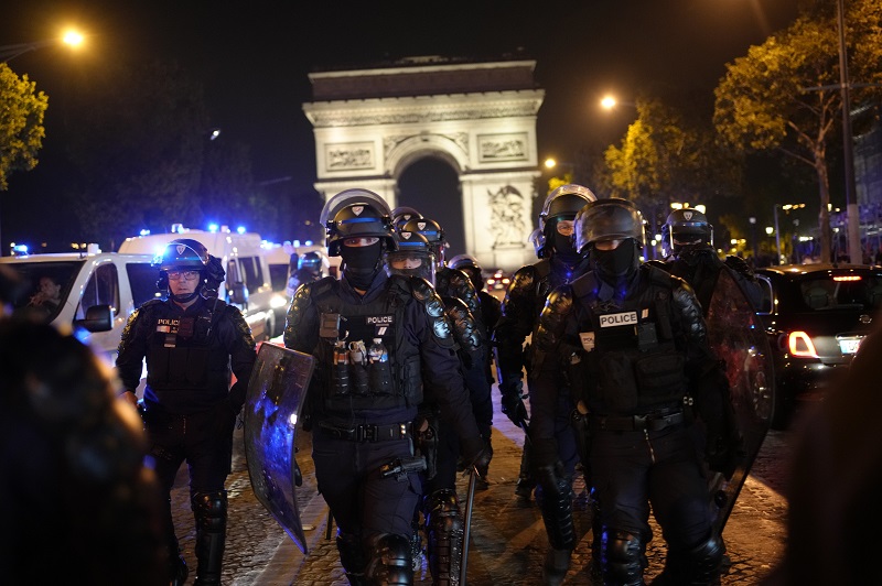 SITUACIJA I DALJE ALARMANTNA: Tokom noćašnjih nereda u Francuskoj uhapšeno 719 osoba, zapaljene 74 zgrade