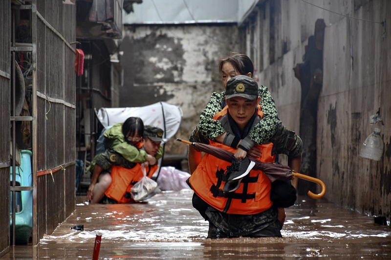 KATASTROFA U KINI: Voda na ulicama do pupka, najmanje 15 ljudi poginulo, traga se za nestalima
