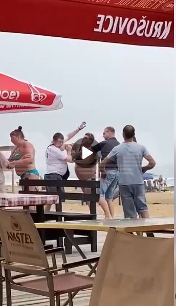 ŽENSKI MAJK TAJSON: RUSKINJA NOKAUTIRALA MUŠKARCA i ŽENU na sred PLAŽE, a onda HLADNOKRVNO SELA u BAR (VIDEO)