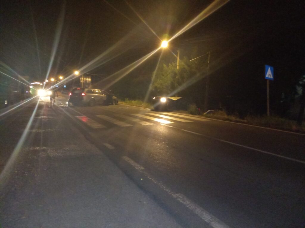 TEŠKA NESREĆA U CENTRU BEOGRADA: Automobil se zakucao u autobusko stajalište i oborio ženu! (FOTO)