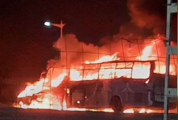 HOROR NA PUTU: Autobus se zapalio nakon sudara – najmanje 34 poginule osobe (VIDEO)