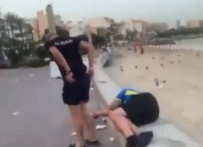 TEŠKI BOLESNIK! Pijani turista ugledao mladića kako spava na plaži, a onda uradio nešto od čega može da PRIPADNE MUKA (VIDEO)