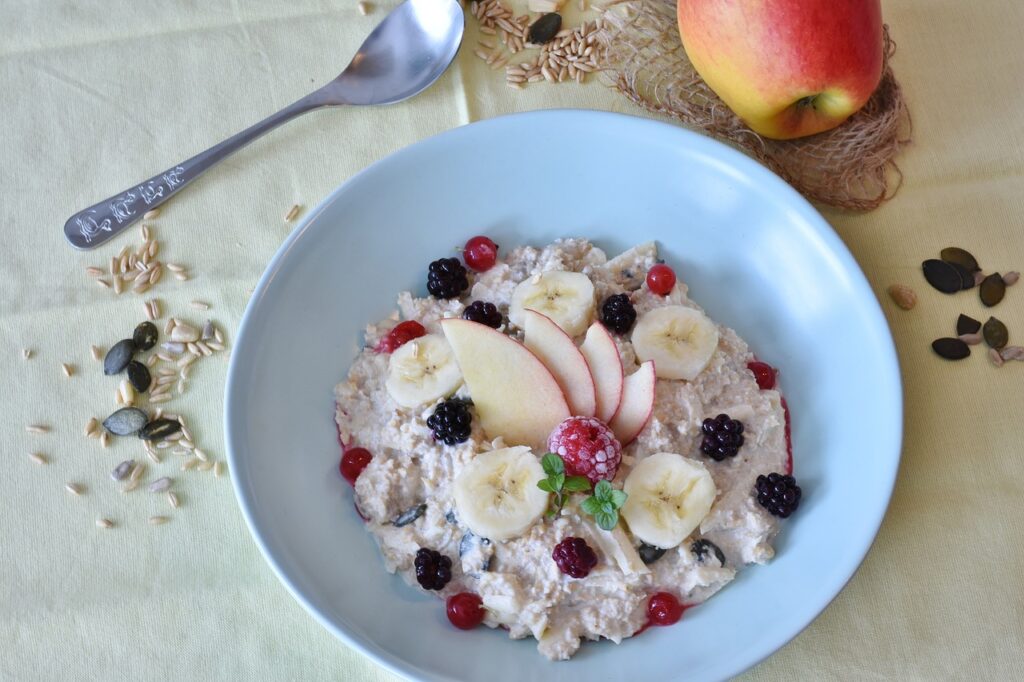 OVSENA KAŠA SA VOĆEM: Niskokalorični doručak koji pomaže u mršavljenju