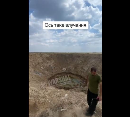 KAO DA SE OBRUŠIO METEOR: RUSKA ARTILJERIJA seje KRATERE po UKRAJINI – snimak koji će VAS ZALEDITI (VIDEO)