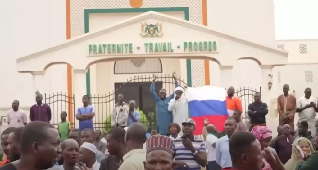 AFRIKA U SVE SNAŽNIJEM „ZAGRLJAJU“ RUSIJE: Niger prekinuo veze s Francuzima, umesto njih stigli ruski vojni instruktori i avion pun opreme
