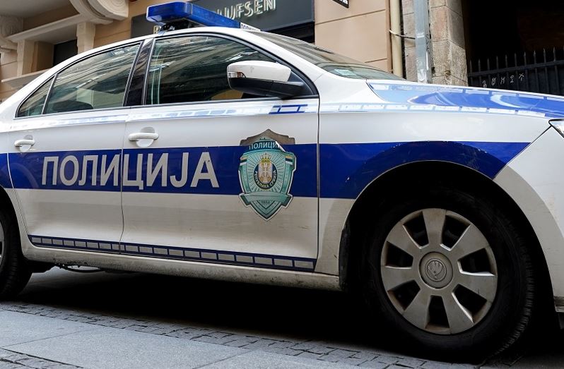BEBA U PRATNJI POLICIJE HITNO PREVEZANA U TIRŠOVU: Dete ispalo iz kolica u porodičnoj kući!