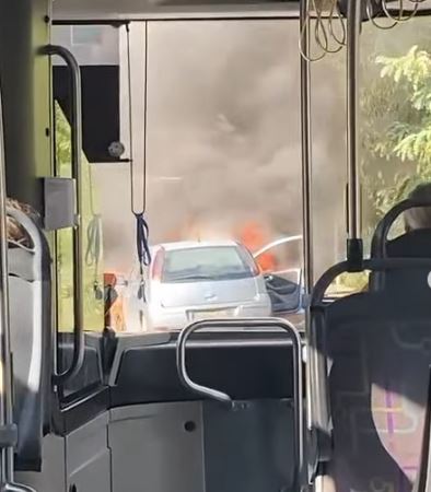 JEZIVA SCENA: Plamen doslovno guta automobil, crni dim se širi na sve strane (VIDEO)