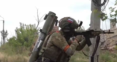 PONOVO IM PRIREDILI OGANJ PAKLA: RUSKI BACAČI PLAMENA u pohodu kod BAHMUTA (VIDEO)