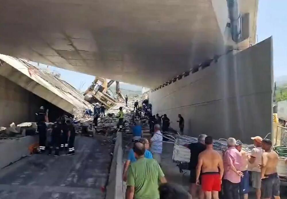 PRVI SNIMCI SRUŠENOG MOSTA U GRČKOJ: Ljudi se sklonili od vrućine, betonska kontrukcija pala na njih! IMA MRTVIH (VIDEO)