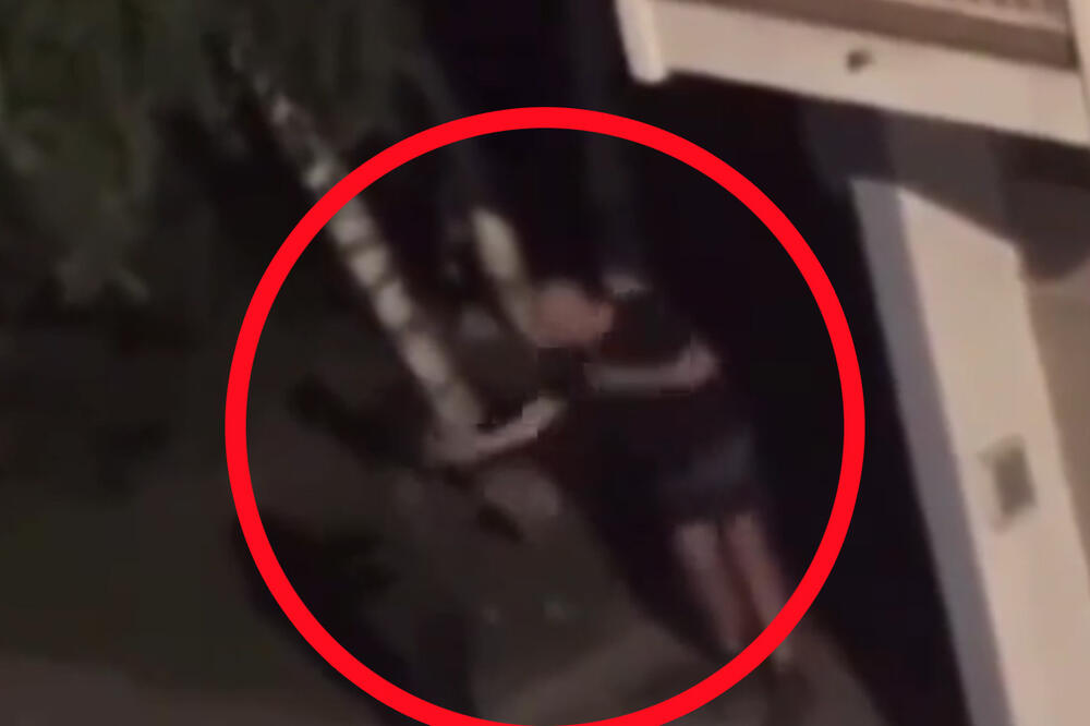 UZNEMIRUJUĆI SNIMAK NASILJA NAD ŽENOM U SARAJEVU PARALISAO SVE: Muškarac pretukao devojku pored policijske stanice (VIDEO)