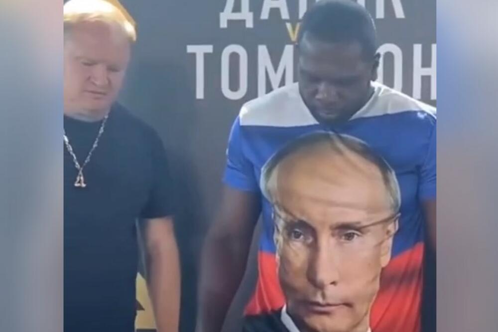 AMERIKANAC ZBOG PUTINA POSTAO RUS: Promenio prezime, a sada na merenje izašao u majici sa likom ruskog predsednika