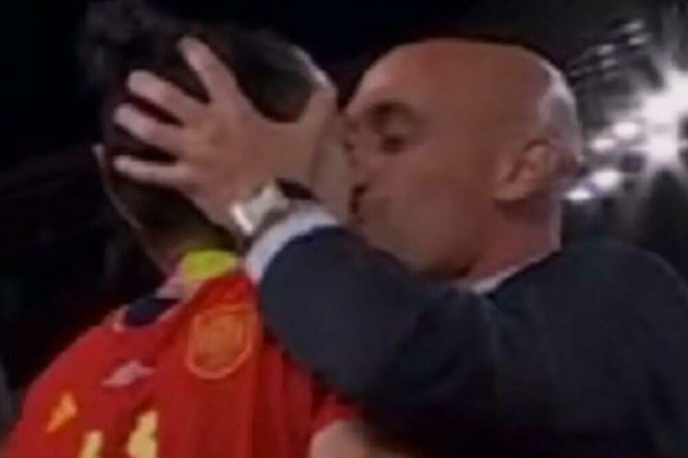 ŠPANIJA U ŠOKU, REAGOVAO I PREMIJER: Predsednik FS Španije ŠČEPAO fudbalerku i poljubio je!