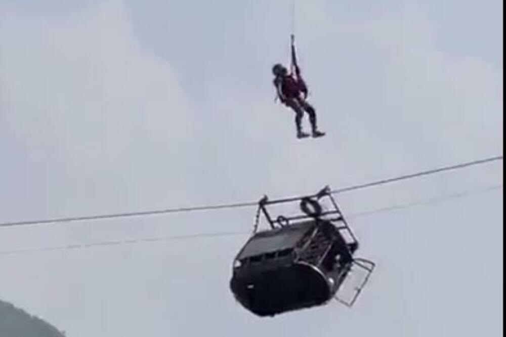 KRAJ PATNJE I STREPNJE: Spasena DECA sa žičare koja su satima visila iznad provalije! (VIDEO