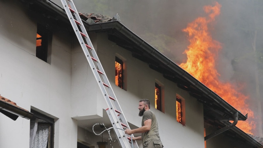 SAČUVANA SVETINJA: Vatrogasci lokalizovali požar koji je jutros izbio u konaku manastira Vraćevšnica kod Gornjeg Milanovca