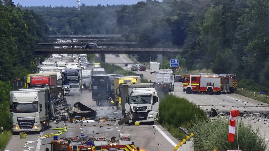 JEZIVA NESREĆA: Sudarilo se 5 kamiona, ima mrtvih, eksplozija na autoputu