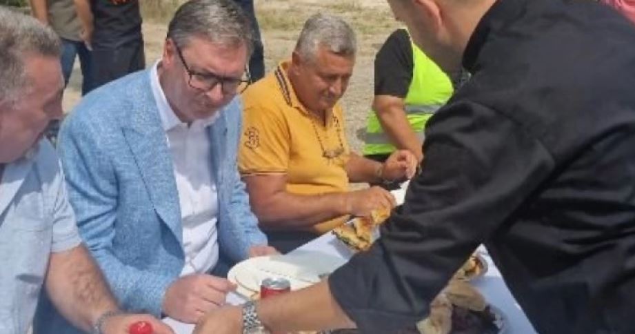 UVEK UZ NAROD: Predsednik Vučić ručao sa radnicima (VIDEO)