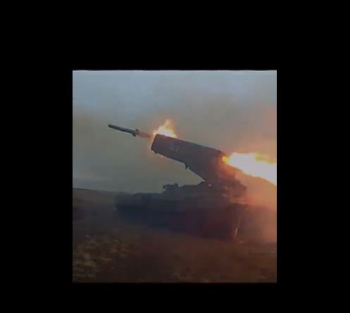 IZA NJEGA OSTAJE SAMO GAREŽ: RUSKI BACAČ PLAMENA TOS-1 „ČEBURAŠKA“ sipa KIŠU SMRTI po UKRAJINCIMA (VIDEO)