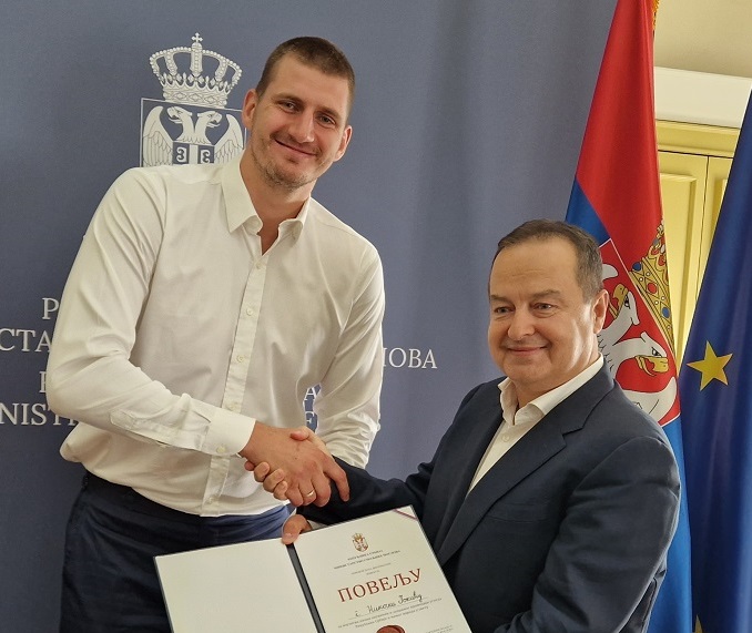 PONOS NAŠE ZEMLJE: Ministar Dačić uručio Jokiću priznanje za promociju ugleda Srbije u svetu