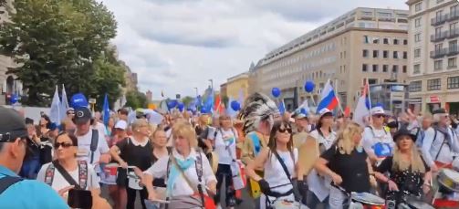 NEMCI UZ RUSE: HILJADE DEMONSTRANATA sa RUSKIM ZASTAVAMA MARŠIRA BERLINOM – „STOP AMERIČKOJ VLADAVINI EVROPOM“ (VIDEO)