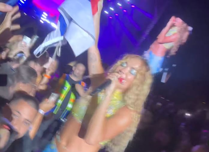 VIŠE NE MOŽE DA SE PRAVDA, SADA JE SVE OTKRIVENO: Rita Ora sama uzela srpsku zastavu od mladića (VIDEO)