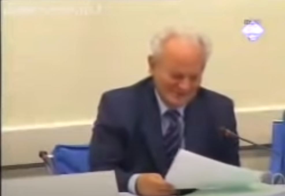 ISTORIJSKO OBRAĆANJE SLOBODANA MILOŠEVIĆA PRVOG DANA NATO AGRESIJE: Evo kako je Milošević govorio dok su padale bombe 1999. godine (VIDEO)