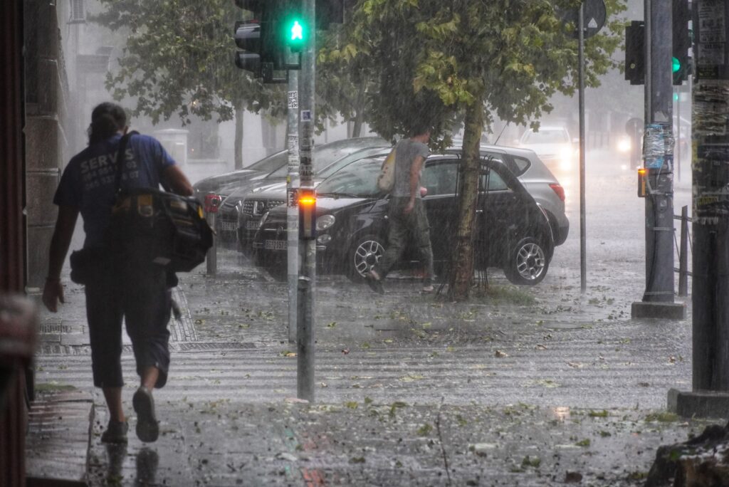 RHMZ OBJAVIO NAJNOVIJE UPOZORENJE: U naredna dva sata u ove delove zemlje stiže obilna kiša, grad i JAK OLUJNI VETAR