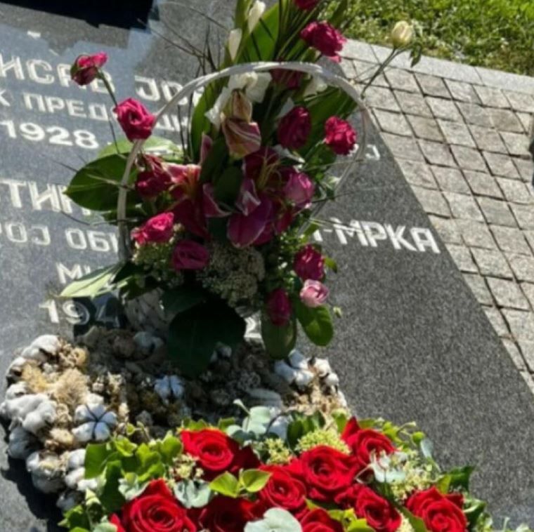 BLEDA I UPLAKANA: Ana Bekuta na groblju, ne krije suze