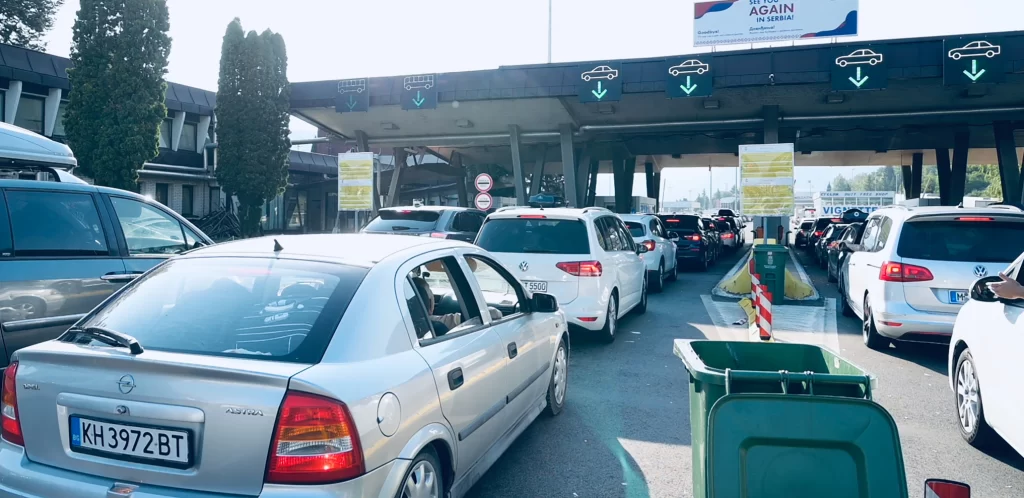 BEZ PRETERANOG ZADRŽAVANJA: Putnička vozila na Horgošu čekaju tri sata
