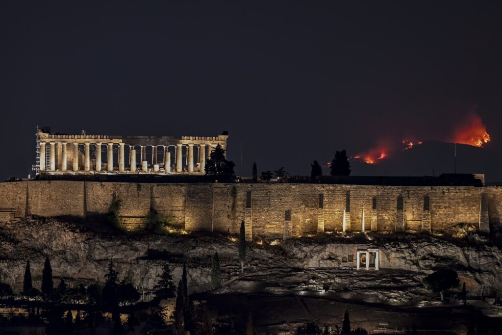 KAO DA SU U PAKLU (VIDEO): Grčka pred APOKALIPSOM – Ljudi beže od vatrene stihije!