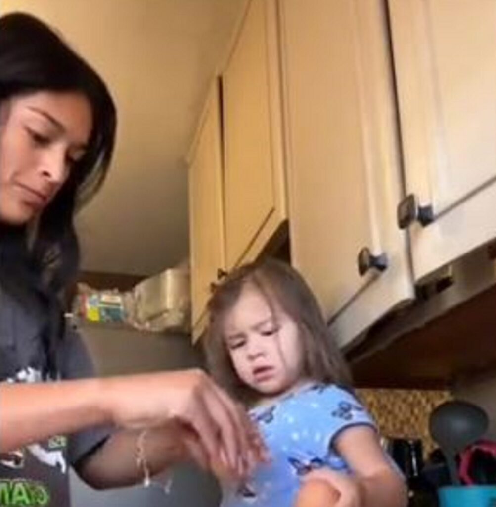 BIZARAN TREND NA MREŽAMA: Majke deci razbijaju jaje o glavu!(VIDEO)