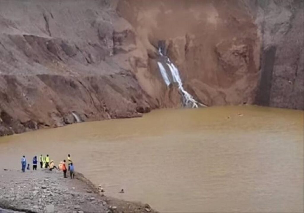 BROJE SE MRTVI I NESTALI: Klizište poteralo vodu u jezero i zarobilo rudare (VIDEO)