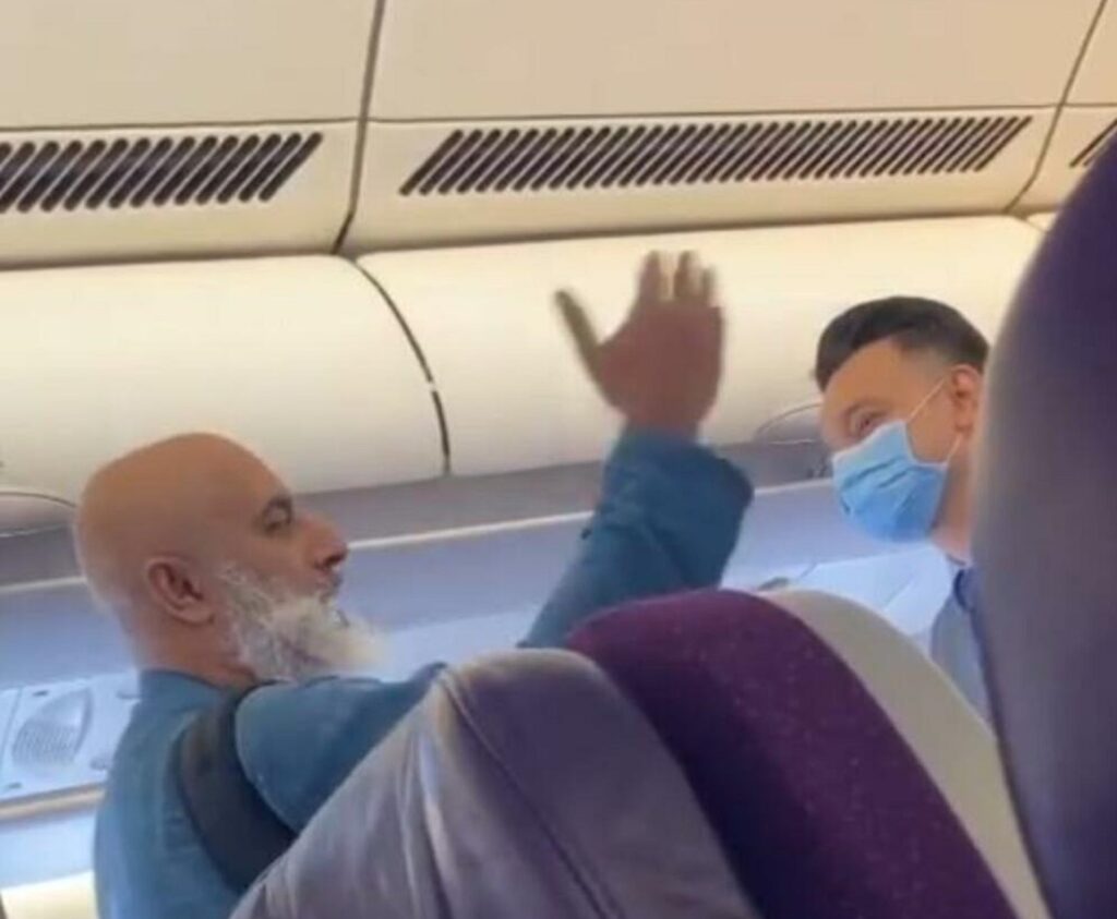 „ALAHOV ROB“ PRETIO DA ĆE RAZNETI AVION: Pomahnitali muškarac urlao na putnike na letu iz Sidneja i tvrdio da u rancu ima nešto OPASNO!(VIDEO)