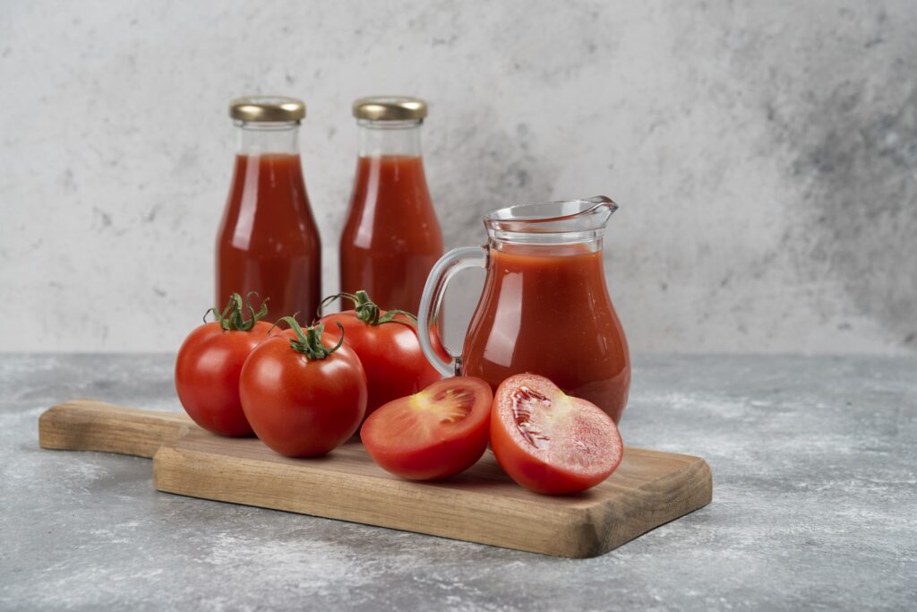 PO BAKINOM RECEPTU: Nema zimnice bez paradajza u flašama (VIDEO)