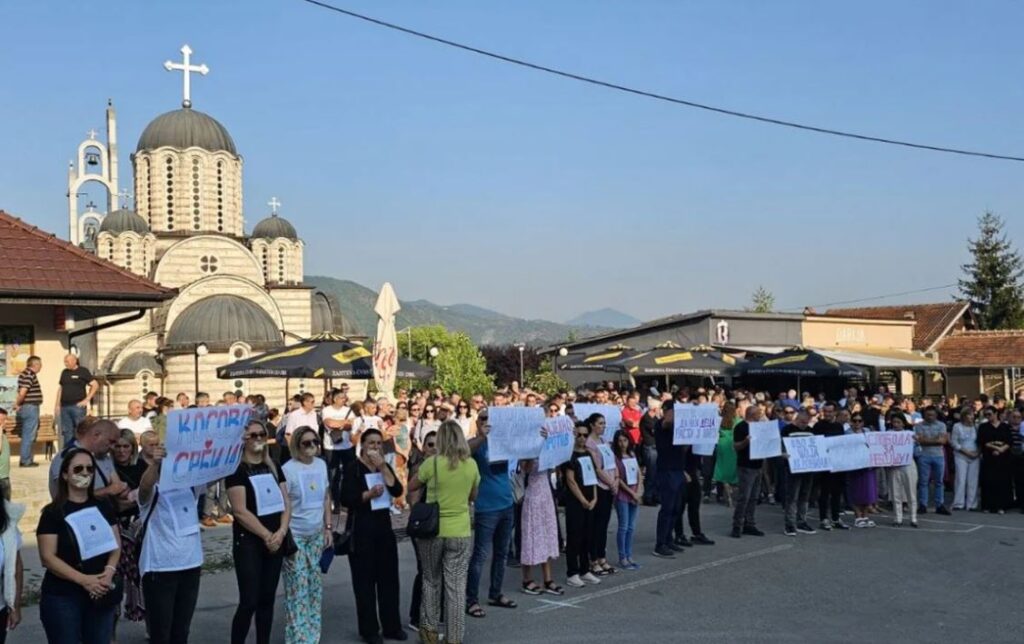 PROTEST SRBA U LEPOSAVIĆU: Okupili se u znak podrške uhapšenom Nebojši Virijeviću (FOTO)
